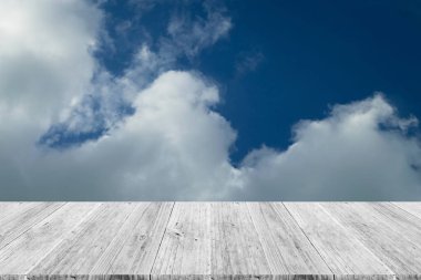 Mavi gökyüzü bulut ile ahşap Teras