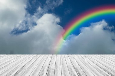 Ahşap Teras ve rainbow ile mavi gökyüzü bulut