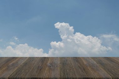 Mavi gökyüzü bulut ile ahşap Teras