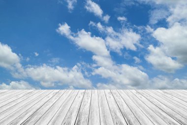 ahşap Teras ve mavi gökyüzü