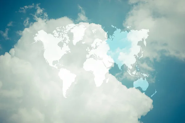 Nuvem céu azul com mapa do mundo, processo em estilo vintage — Fotografia de Stock