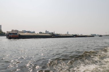 Chao Phraya Nehri üzerinde tekne seyahat