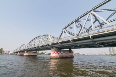 Tekne seyahat Chao Phraya Nehri üzerindeki köprü altında