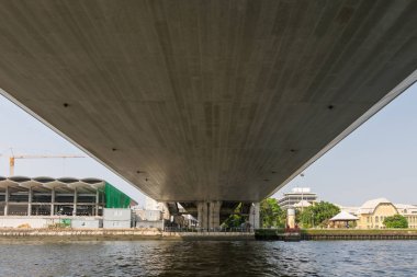 Tekne seyahat Chao Phraya Nehri üzerindeki köprü altında