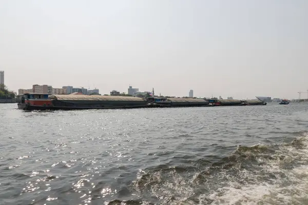 Chao Phraya Nehri üzerinde tekne seyahat