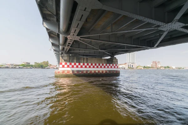 Viaje en barco bajo puente sobre el río Chao Phraya —  Fotos de Stock