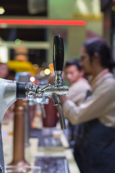 Barman of barman gieten een tapbiertje pils van bier kraan — Stockfoto