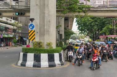 Trafik ışığı ile kesişme noktalarında motosiklet