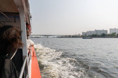 Chao Phraya Nehri üzerinde tekne seyahat