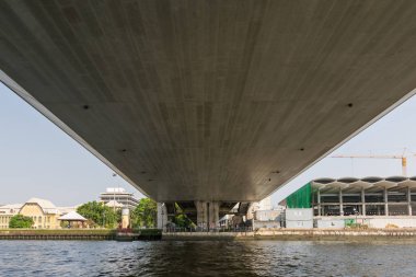 Tekne seyahat Chao Phraya Nehri üzerindeki köprü altında