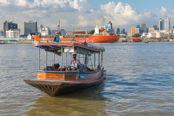 在湄南河上的小船旅行 — 图库照片