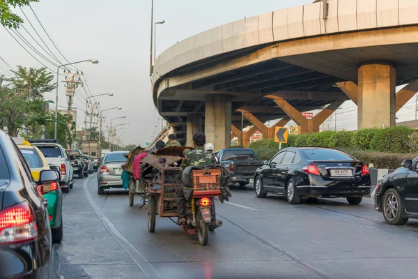 Triciclo e carro no semáforo de cruzamento — Fotografia de Stock