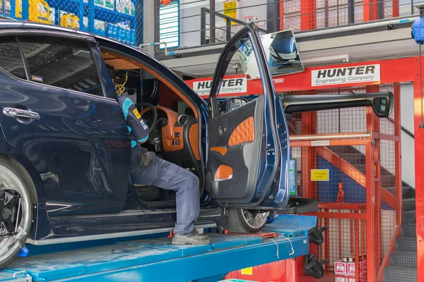 車の懸濁液をチェック — ストック写真