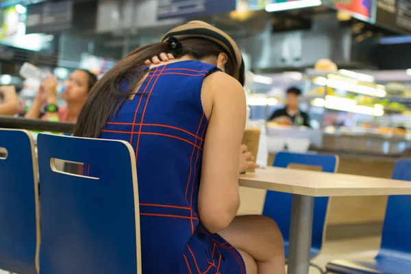 Mulher usando smartphone no restaurante . — Fotografia de Stock