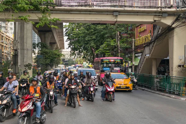 Motocicleta no cruzamento com semáforo — Fotografia de Stock
