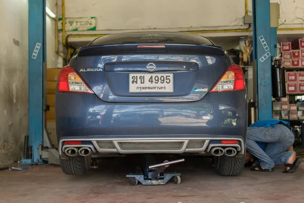 Checking car suspension — Stock Photo, Image