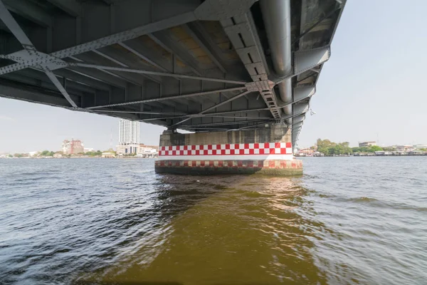 Viaje en barco bajo puente sobre el río Chao Phraya —  Fotos de Stock