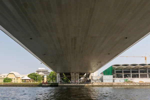 Boot reizen onder brug op de Chao Phraya rivier — Stockfoto