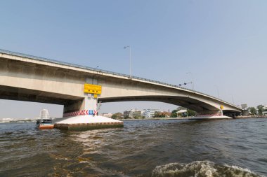 Tekne seyahat Chao Phraya Nehri üzerindeki köprü altında