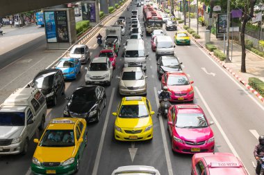 Araba ve motosiklet trafik ışığı ile kesişme noktalarında