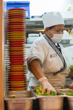 Mutfakta yemek yapmak.