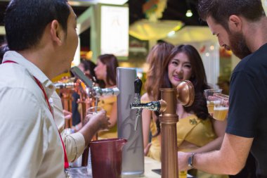 Barmen veya bir fıçı bira bira bira dökme barmen dokunun