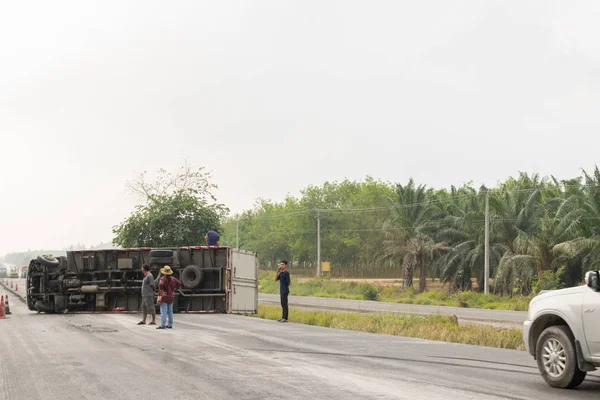 Auto truck crash z dopravní nehodě kamionu na silnici — Stock fotografie