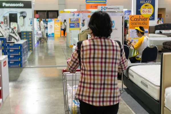 Mujer y carrito de compras —  Fotos de Stock