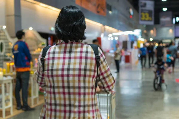 Mulher e carrinho de compras — Fotografia de Stock