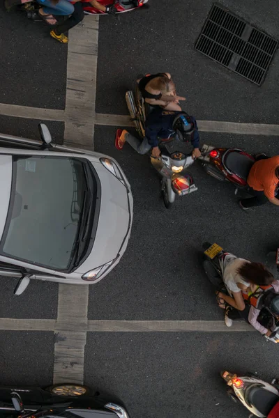 Автомобіль і мотоцикл на перехресті з світлофором — стокове фото