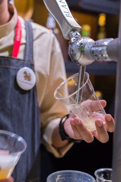 Barman of barman gieten een tapbiertje pils van bier kraan — Stockfoto