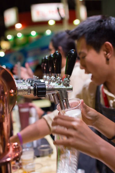 Barman of barman gieten een tapbiertje pils van bier kraan — Stockfoto