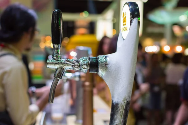 Бармен или бармен наливают пиво из пивного крана — стоковое фото