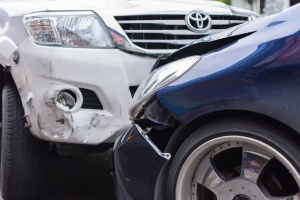 Accidente de coche por accidente de coche en la carretera — Foto de Stock