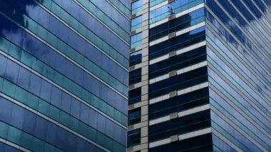 Mavi gökyüzü ile Timelapse mimari camlar