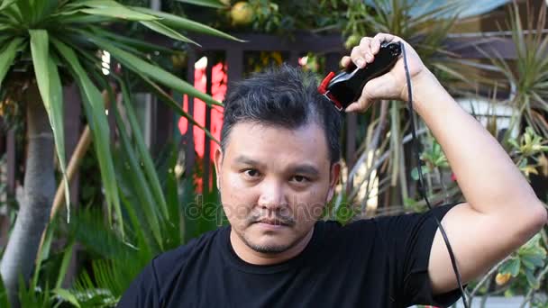 Ásia homem cabelo cortado por me — Vídeo de Stock
