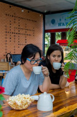 Arkadaşlar Asyalı kadınlar kafede içme en iyi