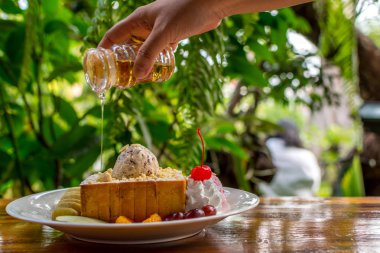 Dondurma ve meyve ile bal tost