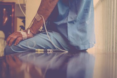 bir hasta serum intravenöz ile hastaneye
