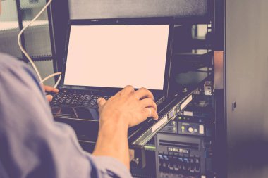 Bilgisayar sunucu üzerinde çalışan