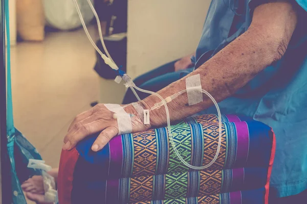 Un paciente en el hospital con solución salina intravenosa — Foto de Stock