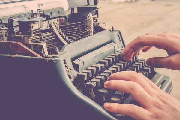 Máquina de escribir y mano humana —  Fotos de Stock