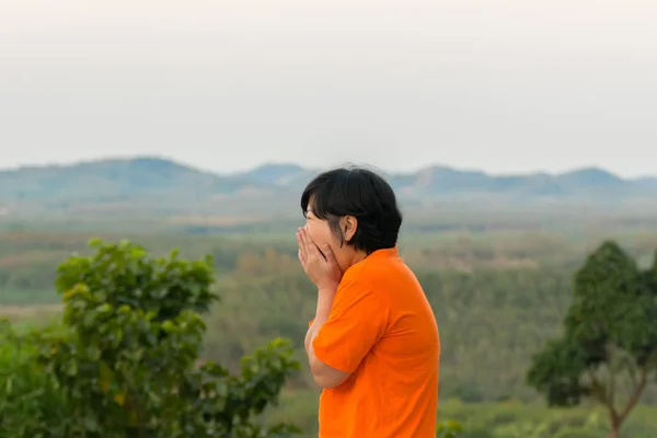 Asia mujer posando y asustado en vista de montaña — Foto de Stock