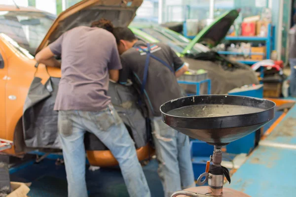 Verificar um carro na garagem — Fotografia de Stock