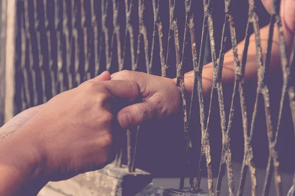 Las manos del hombre y la mujer en una celosía de acero — Foto de Stock