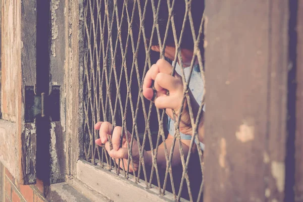 Kafes üzerinde eller kadın