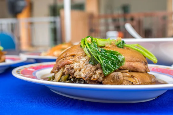 Kaki babi rebus di perjamuan Cina — Stok Foto