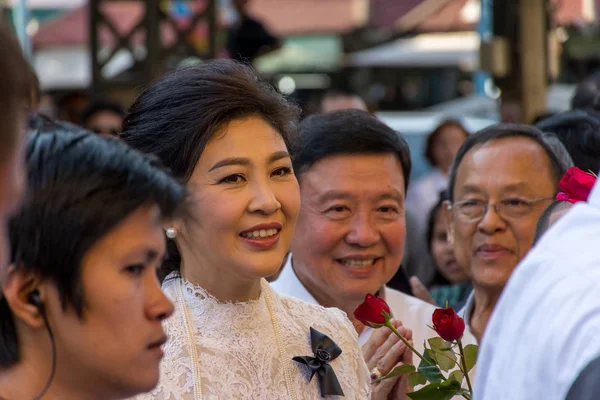 Yingluck Shinawatra rezar por el Día de Makha Bucha —  Fotos de Stock
