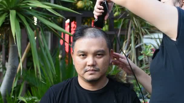 Asiático hombre corte de pelo — Vídeo de stock