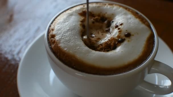Revuelve y prepara azúcar roja en el café caliente — Vídeo de stock